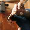 Der Stimmsock wird durchs f- Loch in die Geige eingesetzt